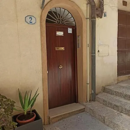 Daire A Terrace In The Heart Of
